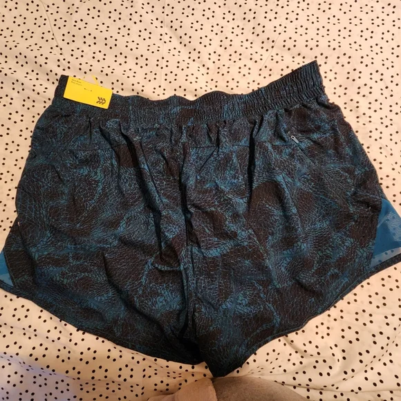 NWT..women's shorts - Picture 2 of 8